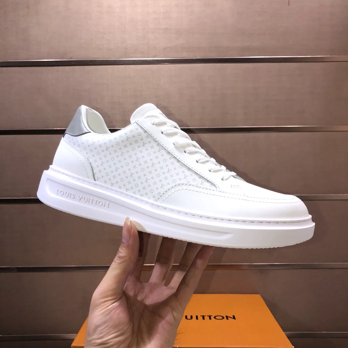 Factory batch 640💰original development, quality shipment, welcome to compare - LV sneaker series sports shoes introduce the loose silhouette of the ready-to-wear series into the spring and summer men's wear shows and make an eye-catching appearance. The cow leather upper is combined with rough fabric laces, and colorful beading highlights the brand's classic elements. LV letters mark the tongue and Monogram floral outsole. Mixed materials Made of top-grain cowhide, thick shoelace design, large Monogram print on the side, mesh lining and cotton feet, the comfort is as extreme as ever, premium heritage, quality first, worth owning! Size: Men’s 38-45 (45 is custom-made and cannot be returned or exchanged)